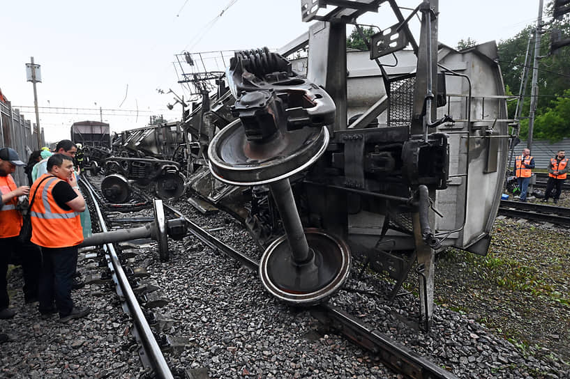 Сошедшие с рельс грузовые вагоны с цементом на станции Бирюлево-Товарная в Москве