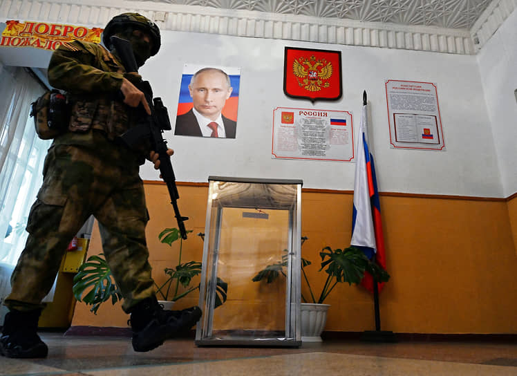 Проверка безопасности избирательного участка в ходе единого дня голосования в Донецке