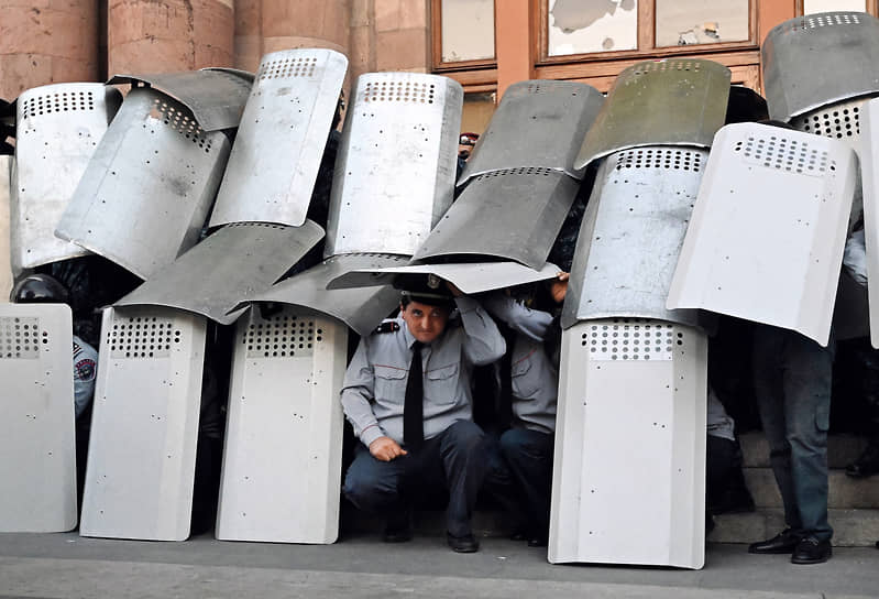 Сотрудники полиции в оцеплении на месте проведения протестной акции у Дома правительства в Ереване