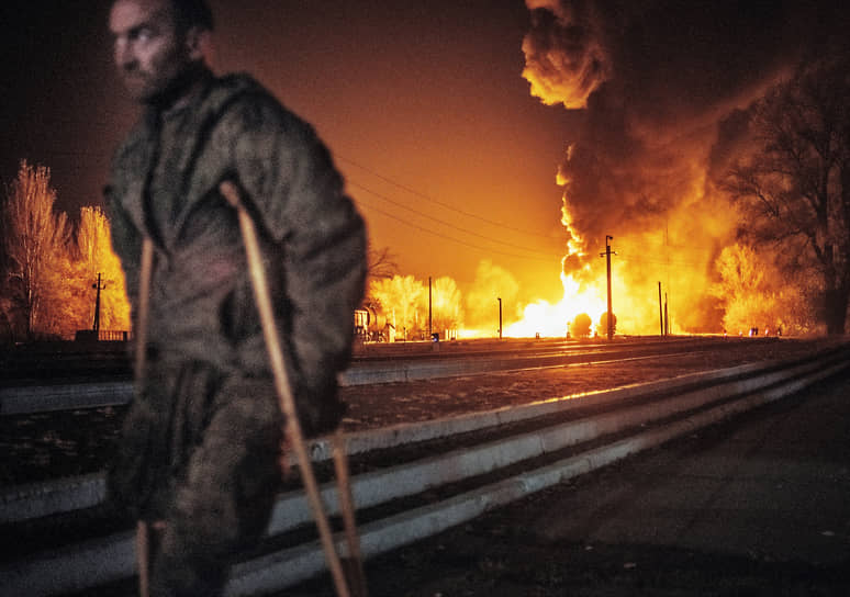 Горящий железнодорожный состав после обстрела станции Мушкетово в Донецке