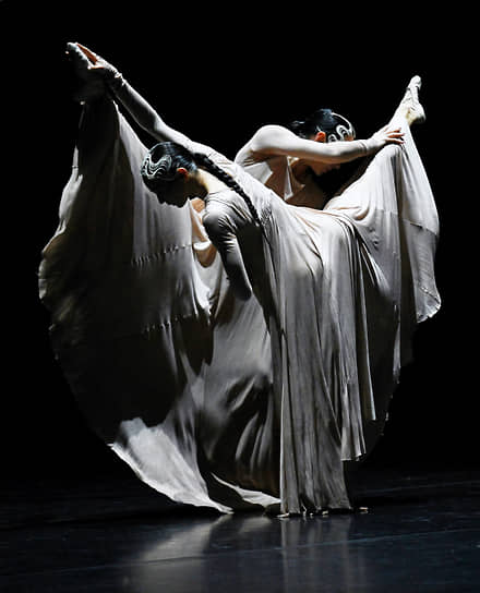 Балерины Диана Вишнева (справа) и Дарья Павленко на гала-вечере «Диалог сквозь время» в «Зарядье»