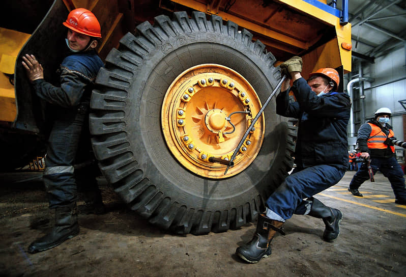 Большегрузный автомобиль BelAZ на станции техобслуживания в городе Тулун Иркутской области