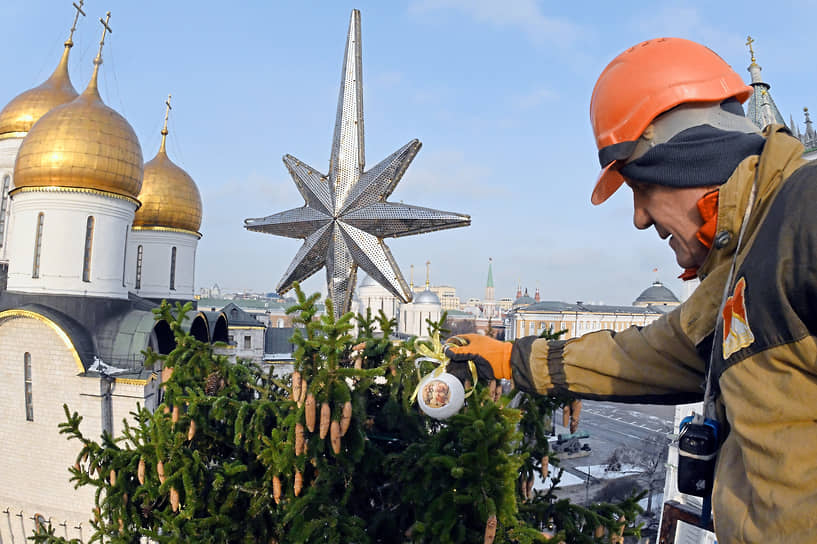 Москва. Украшение главной новогодней ели России на Соборной площади Кремля