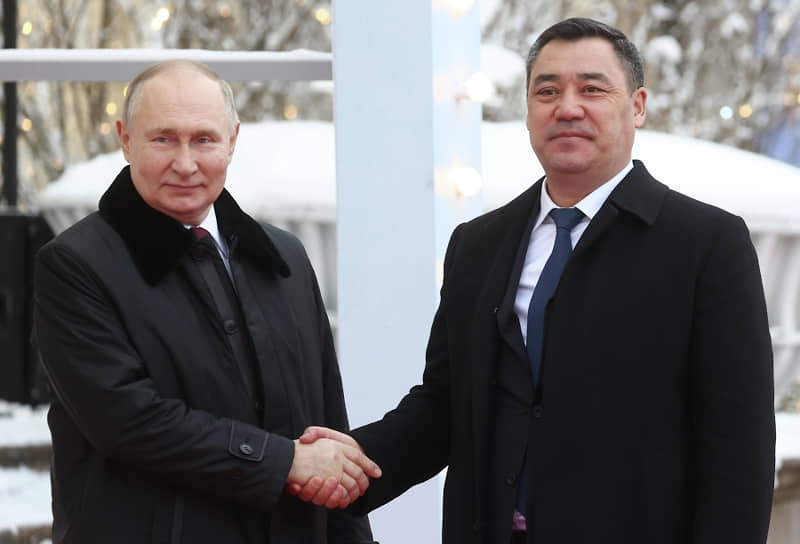 Владимир Путин и президент Киргизии Садыр Жапаров (справа)