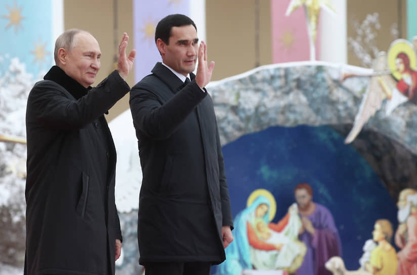Президент России Владимир Путин и лидер Туркмении Сердар Бердымухамедов (справа) в музее-заповеднике «Павловск» 