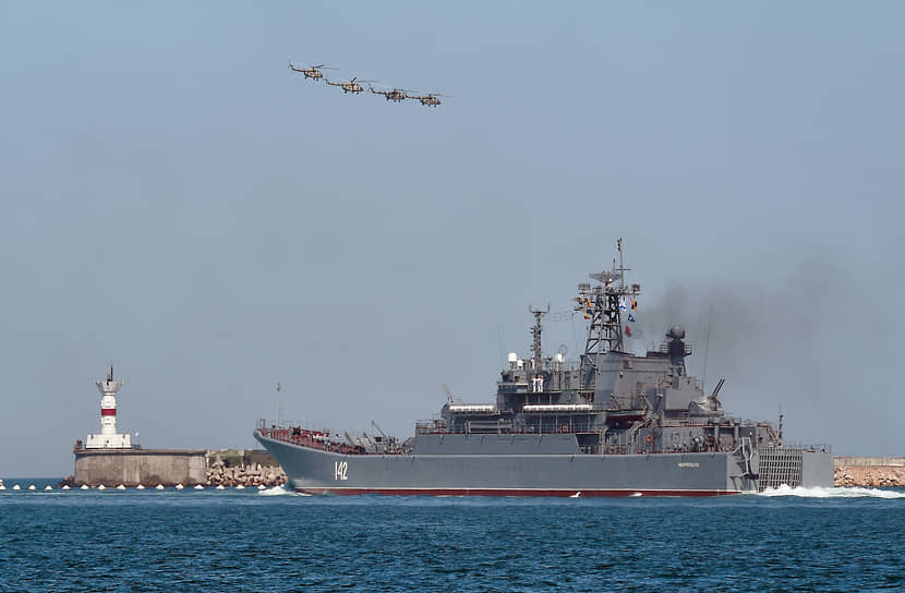 Корабль «Новочеркасск» во время празднования дня ВМФ в Севастополе. 2021 год