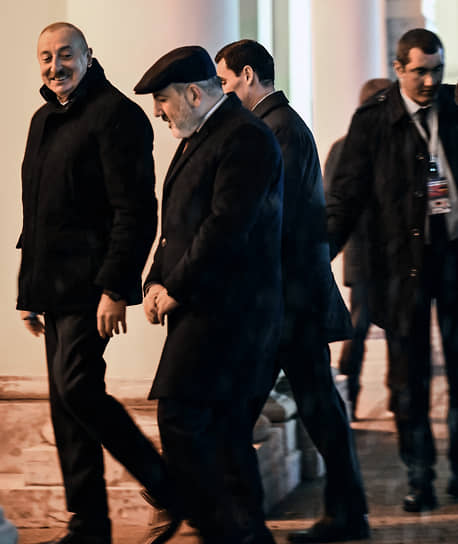 Президент Азербайджана Ильхам Алиев (слева) и премьер-министр Армении Никол Пашинян (в центре)