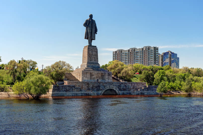 Евгений Вучетич создал около 10 памятников Владимиру Ленину. По воспоминаниям его сына Виктора Вучетича, самый первый его отец вылепил из снега, когда в январе 1924 года еще подростком получил новости о смерти вождя. Наиболее известным стал памятник возле первого шлюза Волго-Донского канала (на фото). Его открыли в апреле 1973 года в качестве замены памятнику Иосифу Сталину, который стоял на том же месте и был демонтирован после развенчания культа личности