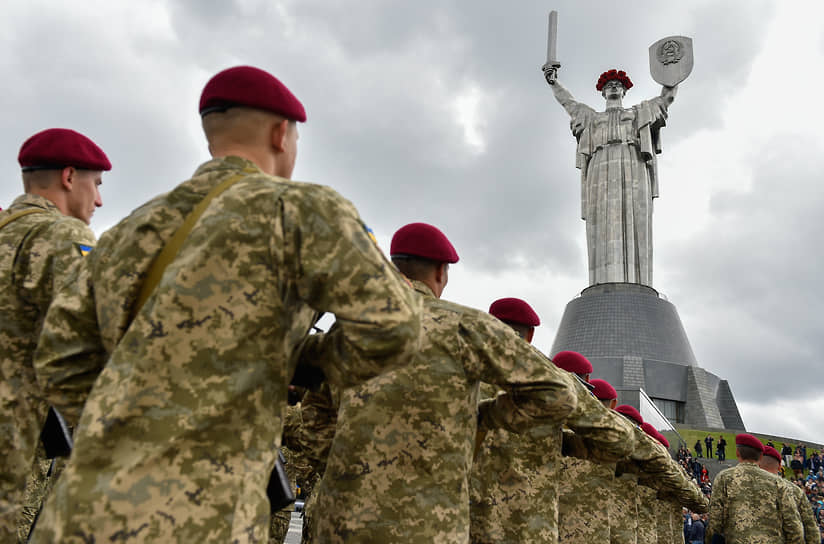 Последней работой Евгения Вучетича стал монумент «Родина-мать» в Киеве. Памятник высотой 102 метра открыт в мае 1981 года — через семь лет после смерти скульптора. Проект завершил его коллега Василий Бородай. В июле 2023 года со щита «Родины-матери» сняли советский герб, на его месте появился трезубец