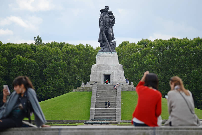 В июле 1941 года Евгений Вучетич отправился на фронт добровольцем. В конце 1942 года получил контузию и перешел в студию военных художников имени Грекова. Будучи военным скульптором, Евгений Вучетич создал памятник «Воин-освободитель» в немецком Трептов-парке. Монумент изображает советского воина, который стоит с мечом на обломках свастики. На руках он держит ребенка. Прототипом стал солдат Николай Масалов, который в апреле 1945 года вынес немецкую девочку из-под обстрела в Берлине 