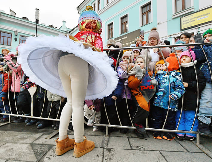 Москва. Зрители на церемонии прибытия поезда Деда Мороза на Белорусский вокзал