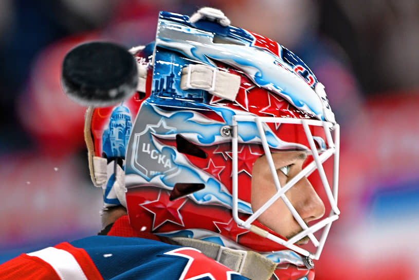 Москва. Вратарь хоккейной команды ЦСКА Иван Федотов на матче с СКА на стадионе «ЦСКА Арена»