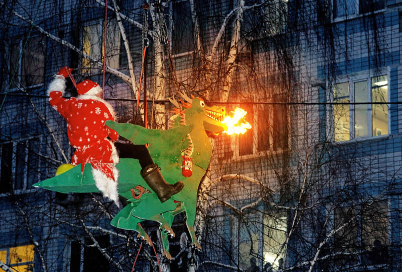 Нижний Новгород. Сотрудник МЧС в костюме Деда Мороза поздравляет пациентов областной детской клинической больницы с наступающим Новым годом 