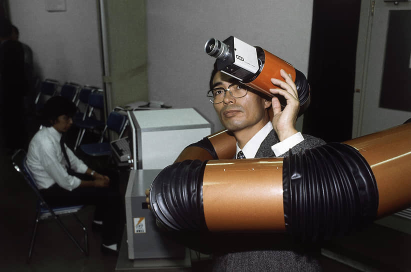 Изобретатель Куниджи Асахо с гибким роботом, которого он разработал для корпорации Toshiba (2011 год)
