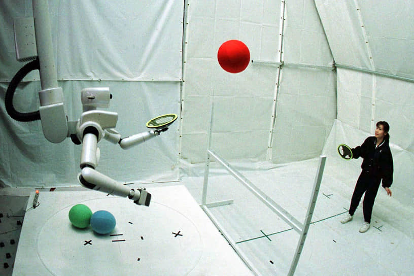 В сферу интересов корпорации входила и робототехника. На фото игра в воллейбол со специальным роботом в исследовательском институте Toshiba в Кавасаки (1997 год)