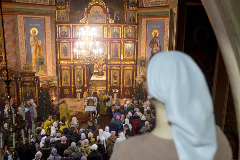 Томск. Верующие на ночной литургии и причастия в Петропавсловском соборе 
