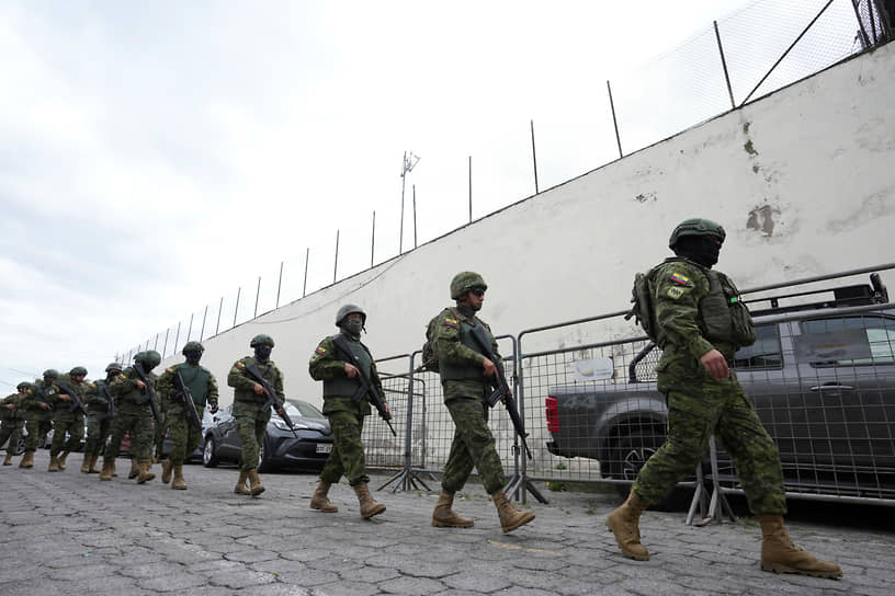 Полиция и солдаты около тюрьмы Эль-Инка, где произошли беспорядки