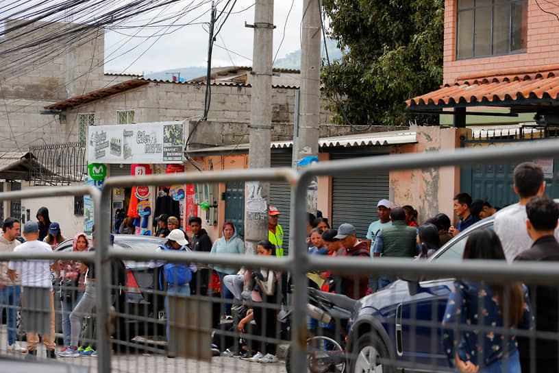 Родственники заключенных ждут новостей о своих близких возле тюрьмы Эль-Инка