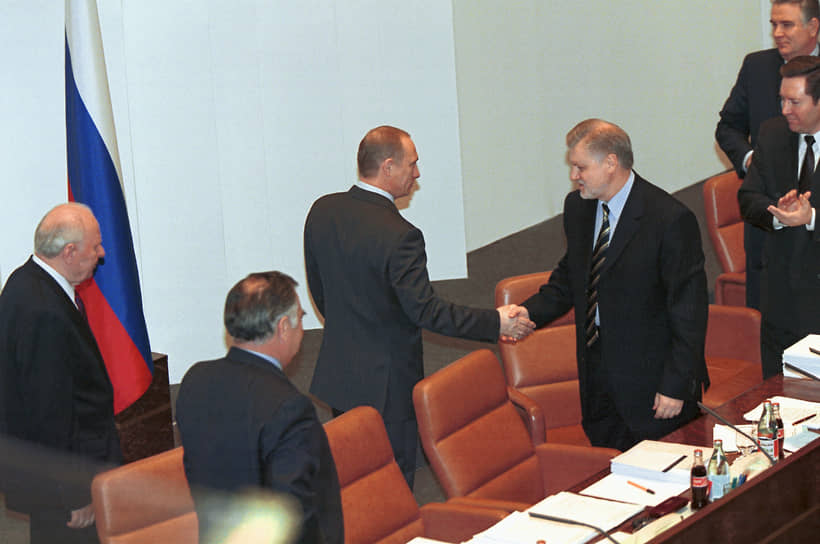 Президент Владимир Путин жмет руку председателю Совета Федерации Сергею Миронову на заседании палаты в декабре 2001 года. На этом заседании Егор Строев (слева на фото) был избран почетным председателем СФ