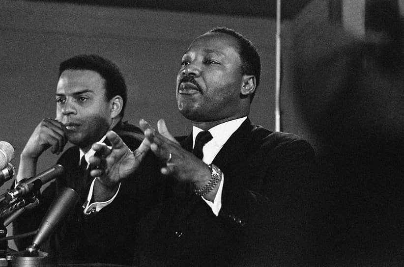 Мартин Лютер Кинг (справа)