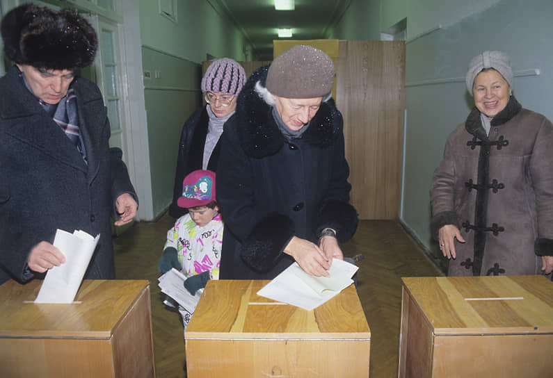 12 декабря 1993 года состоялись выборы в первую Государственную думу Российской Федерации, вместе с выборами в Совет Федерации и принятием проекта новой Конституции России, по которой и учреждалась Госдума