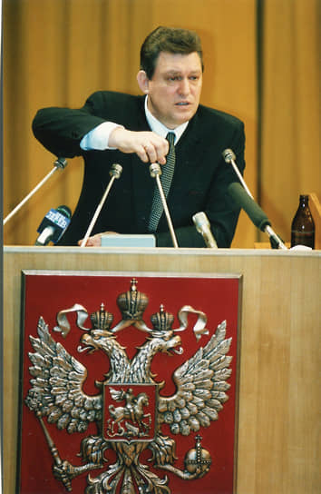 Владимир Шумейко, один из близких сподвижников Бориса Ельцина, с третьей попытки голосования был избран первым председателем Совета федерации