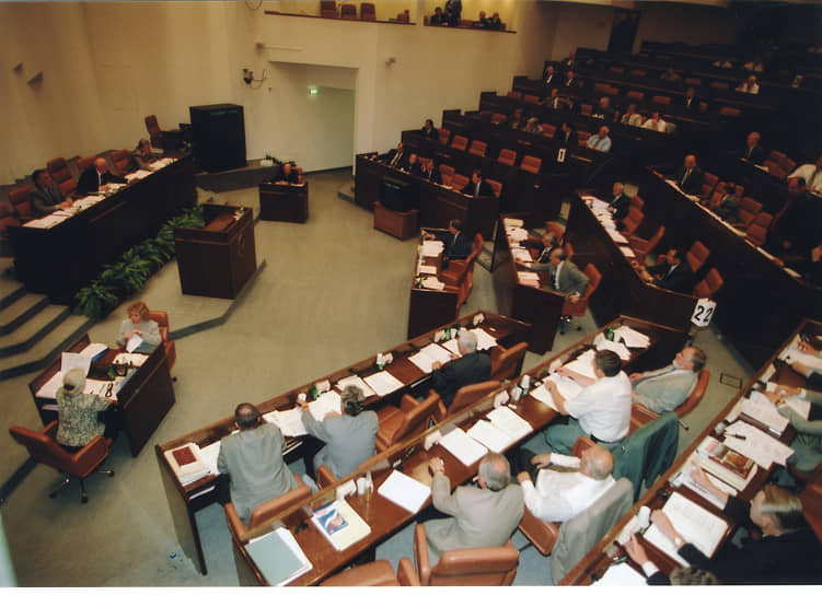 Первые дни работы верхней палаты проходили в аврале: новоиспеченные сенаторы физически не успевали рассмотреть принятые Госдумой законы