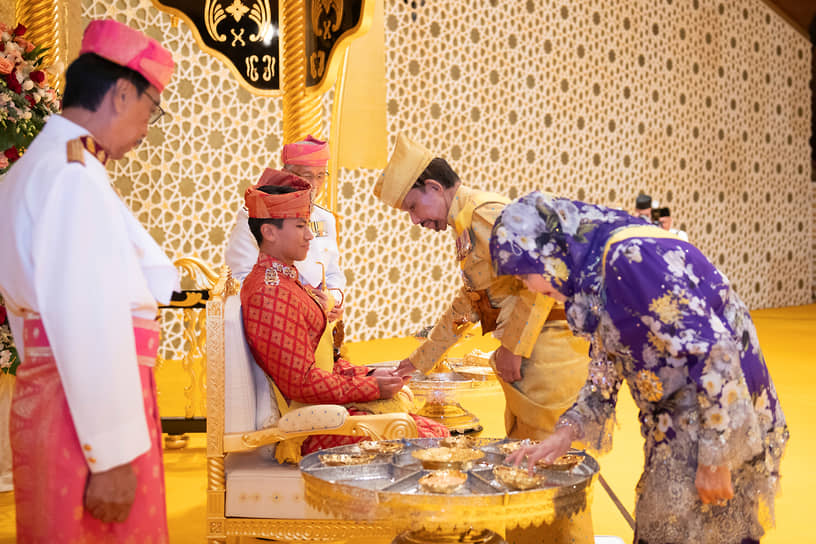 Принц Матин — четвертый сын и десятый ребенок 77-летнего султана Брунея Хассанала Болкиаха. Его мать — бывшая вторая жена монарха Мариам Абдул Азиз