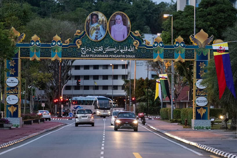 Непосредственно церемония бракосочетания состоялась 11 января в мечети султана Омара Али Сайфуддина, которая находится в Бандар-Сери-Бегаване, столице Брунея&lt;br>
На фото: портреты жениха и невесты и улице