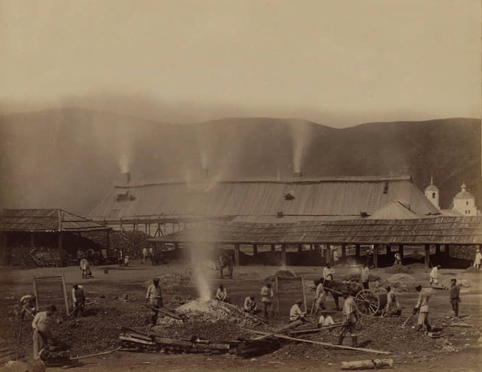 Работы ссыльно-каторжных при обжигании руд во дворе Кутомарского завода