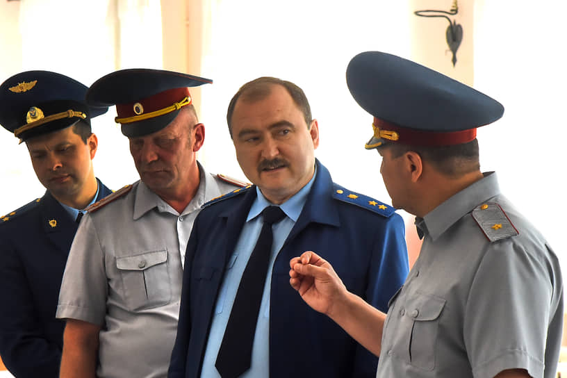 Бывший прокурор Новосибирской области Владимир Фалилеев (второй справа)