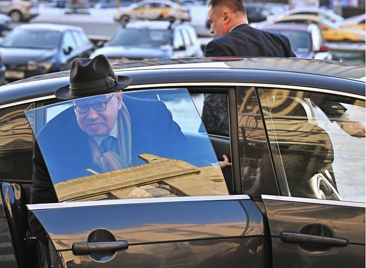 Москва. Посол Франции Пьер Леви выходит из автомобиля у здания МИД России 