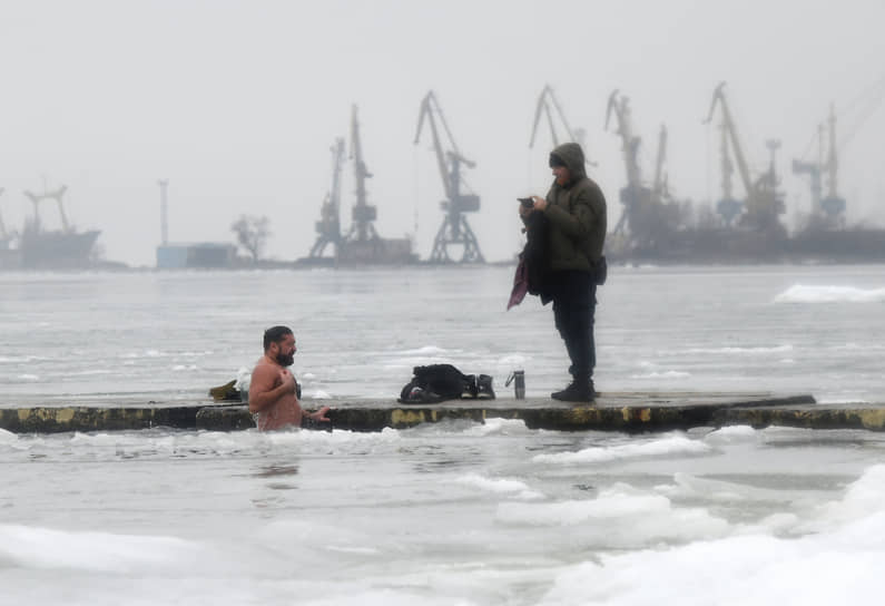 Мариуполь. Мужчина окунается в Азовское море