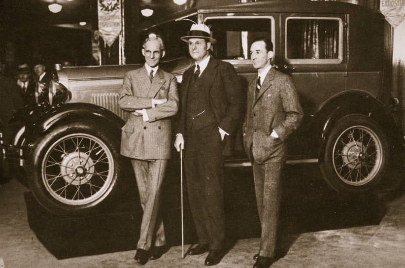 Текс Рикард (в центре) с Генри Фордом и его сыном Эдселем Фордом на презентации новой модели автомобиля Ford. 1927 год