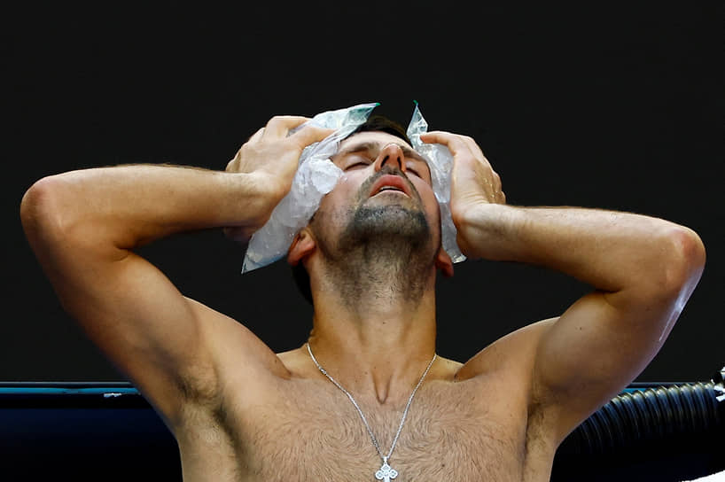 Мельбурн, Австралия. Сербский теннисист Новак Джокович прикладывает к голове пакеты со льдом после победы в четвертьфинале Australian Open 
