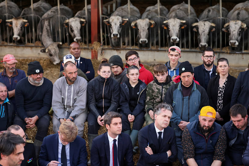 Премьер-министр Франции Габриэль Атталь (в центре в первом ряду) внимательно выслушал фермеров, после чего анонсировал целый ряд мер по облегчению их бремени