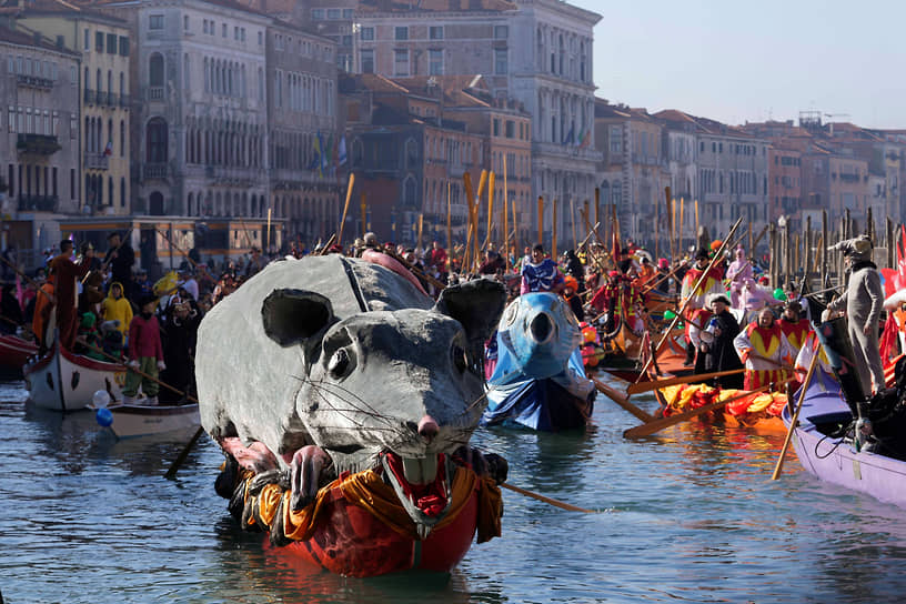 Во главе кавалькады — лодка в виде крысы, по одной из версий, напоминающая о тяжелых временах в истории Венеции