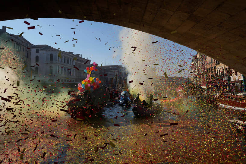 Летящие конфетти во время традиционного парада гребцов