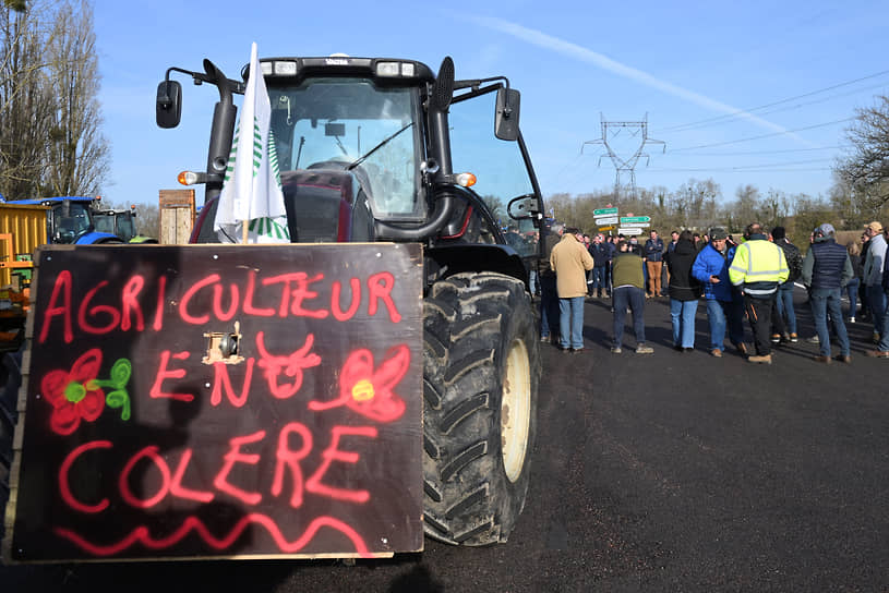 Французские фермеры заблокировали восемь главных магистралей, ведущих в Париж