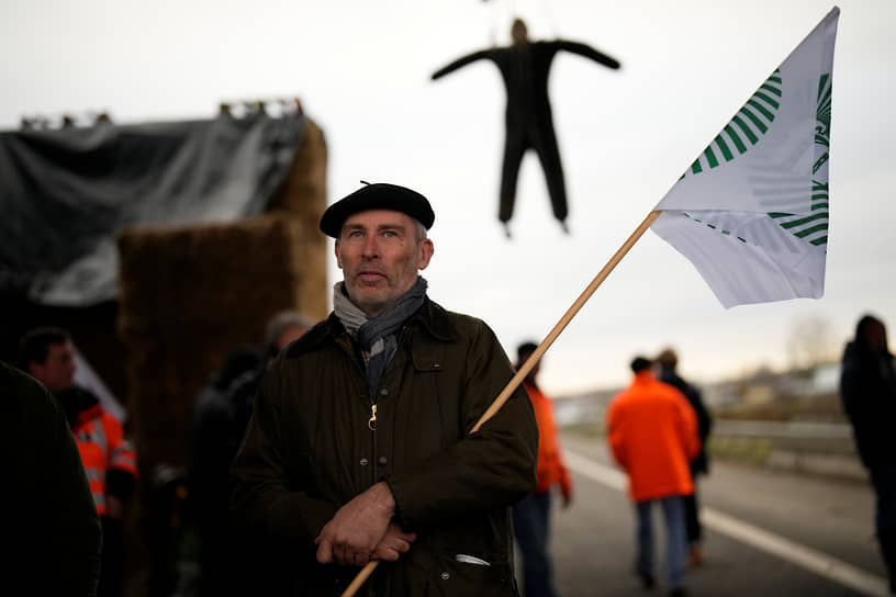 Жосиньи, Франция. Участник масштабного протеста фермеров, недовольных ростом цен на дизтопливо, бюрократией и климатической стратегией ЕС 