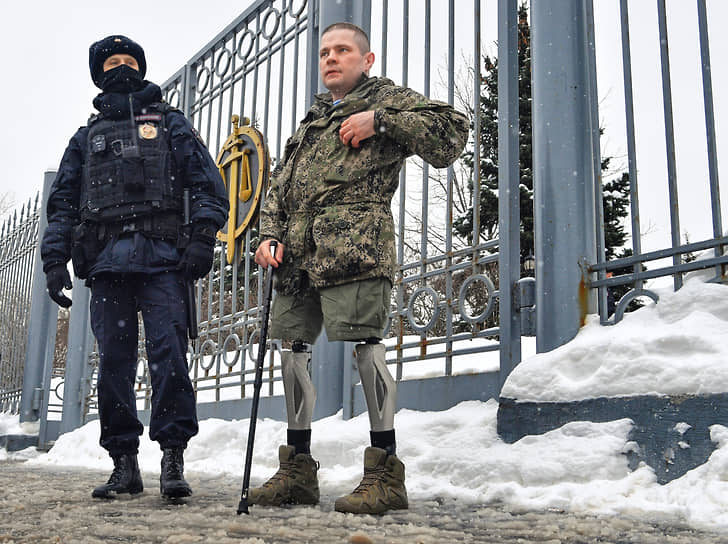 Москва. Полицейский и ветеран перед зданием Мосгорсуда, где оглашается приговор по делу о публичных призывах к экстремизму экс-министра ДНР Игоря Стрелкова (Гиркина)