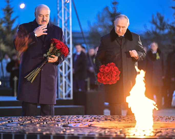 Деревня Зайцево, Ленинградская область. Президенты Белоруссии и России Александр Лукашенко (слева) и Владимир Путин возлагают цветы на церемонии открытия мемориала, посвященного мирным жителям СССР — жертвам нацистского геноцида в годы Великой Отечественной войны

