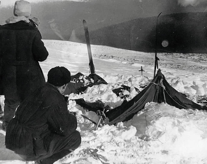 Поисковики Владислав Карелин (слева) и Юрий Коптелов возле палатки группы Дятлова, частично раскопанной от снега