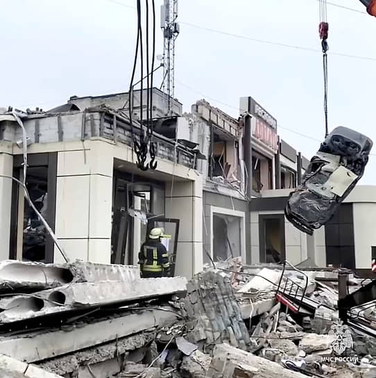 Разбор здания в Лисичанске, разрушенного ракетным ударом ВСУ