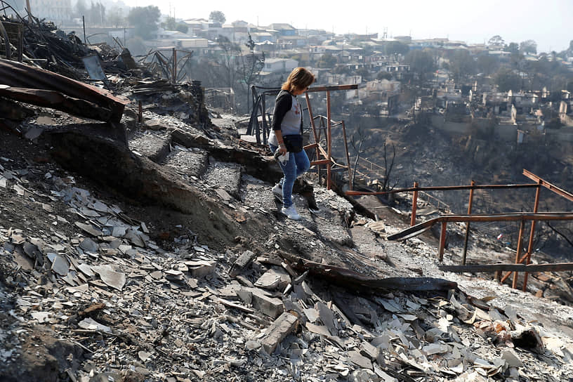 Винья-дель-Мар, Чили. Местная жительница на месте дома, сгоревшего из-за лесного пожара