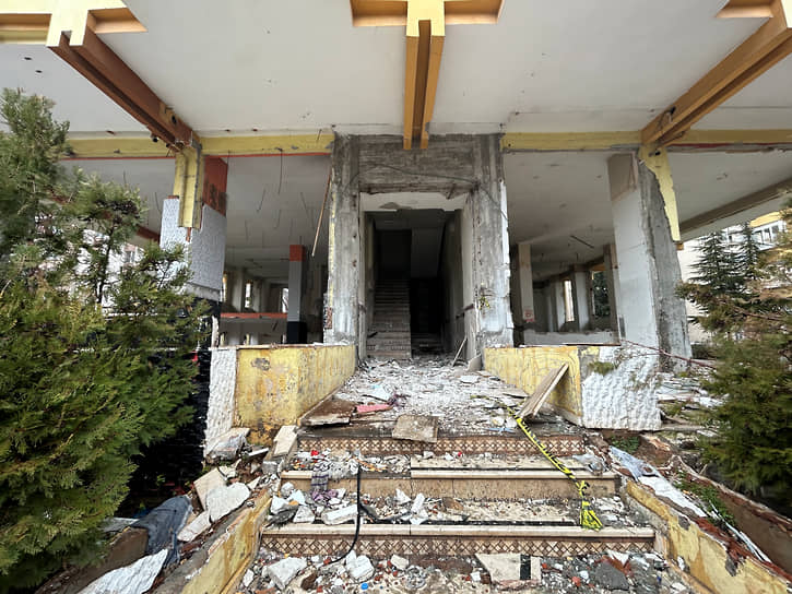 Здание, поврежденное в результате землетрясения в Газиантепе