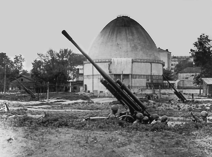 В конце 1930-х годов в зоопарке проживало более 5 тыс. обитателей. Когда началась Великая Отечественная война, было принято решение эвакуировать наиболее ценных животных (амурский тигр, ирбис, павиан гамадрил, рысь, лев, пума) в Свердловск и Сталинград, однако большая часть осталась в Москве. На верхней площадке «Острова зверей» была размещена зенитная батарея, внутренние помещения использовались под склад боеприпасов и хозяйственные нужды