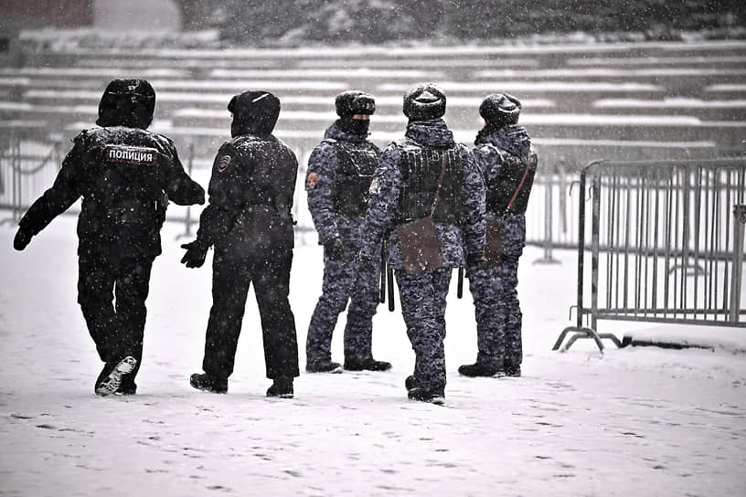 Полицейские во время дежурства в центре Москвы