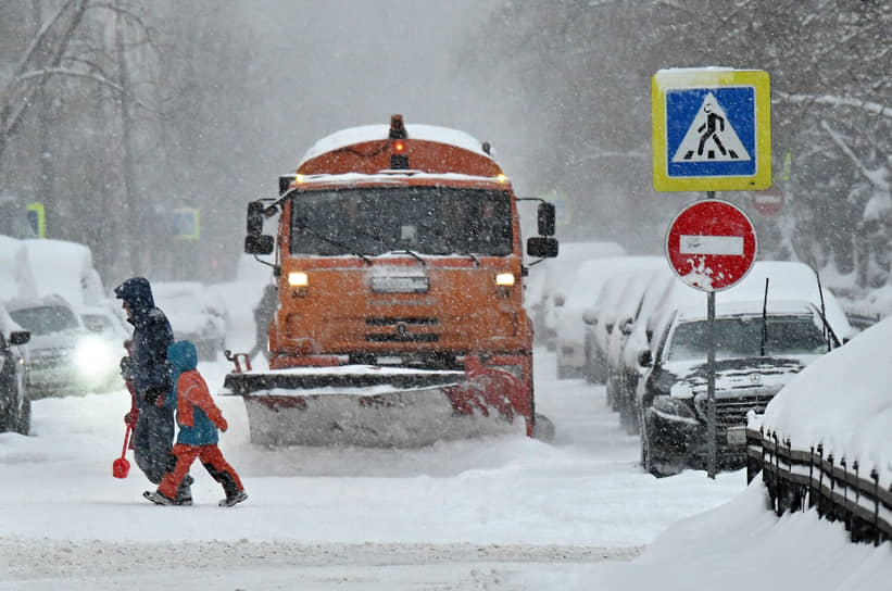 Метеорологи полагают, что высота сугробов может сравниться с рекордом 1999 года, если снегопад в Москве не прекратится и ночью
