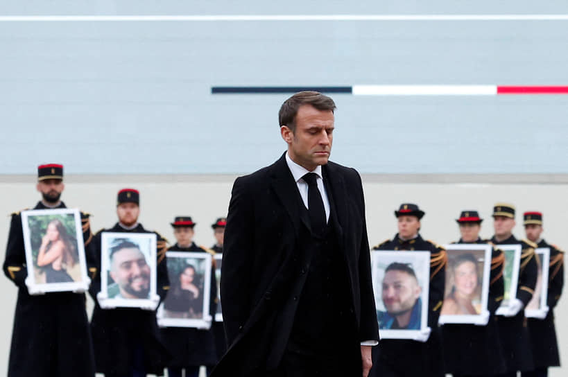 Президент Франции Эммануэль Макрон на фоне портретов французских жертв нападения «Хамаса» 